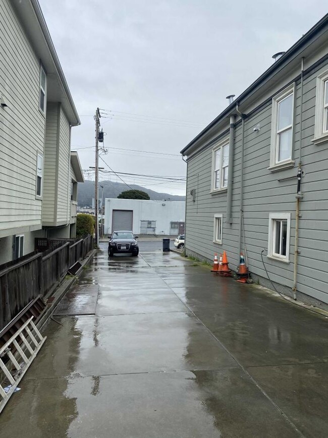 Building Photo - 4 bedroom in Daly City CA 94015