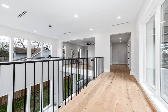 Building Photo - 408 W 30th St