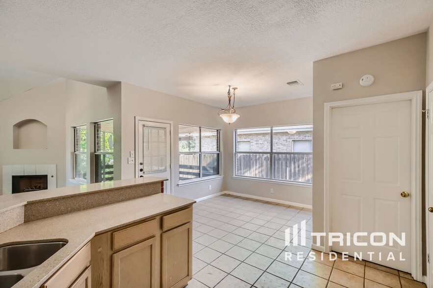 Building Photo - 12430 Canyon Ct