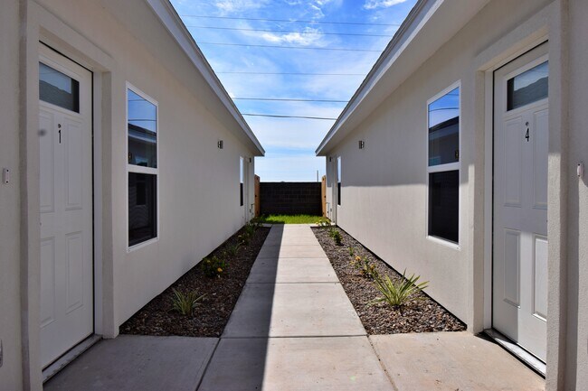 Building Photo - 2922 W Kenwood St