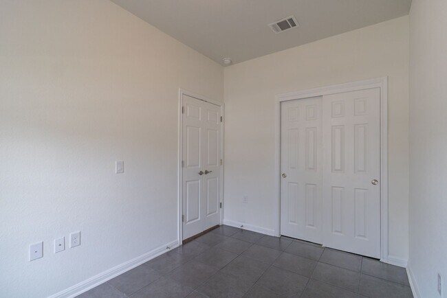 Building Photo - 909 Durness Dr