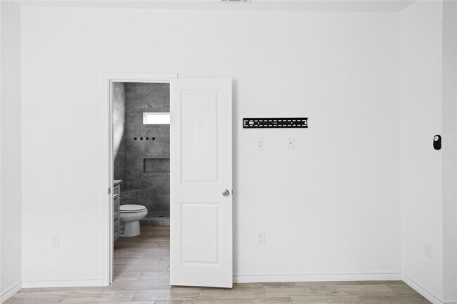 Building Photo - 16894 Balmoral St