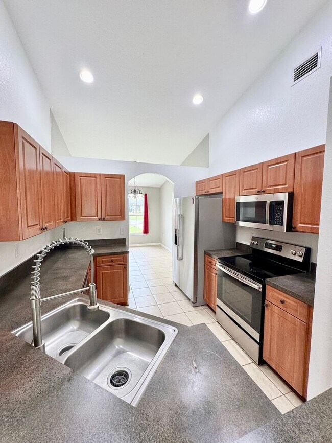 Building Photo - 4 Bedroom 2 Bath Home in Poinciana Village 3
