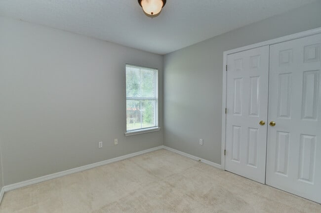 Building Photo - 15065 Warren Dr