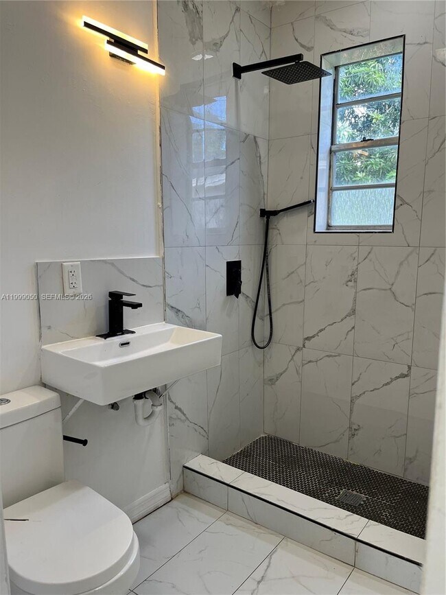 Building Photo - 14155 NE 14th Ave