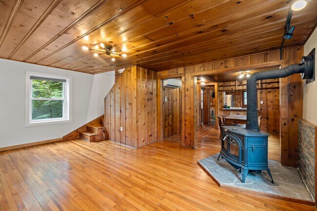 Building Photo - Charming Black Mountain Rental!