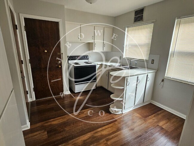 Building Photo - "Charming 2 Bedroom Rental with Hardwood F...