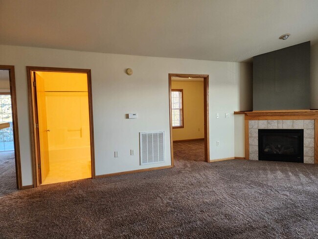 Building Photo - 3076 Selkirk Dr