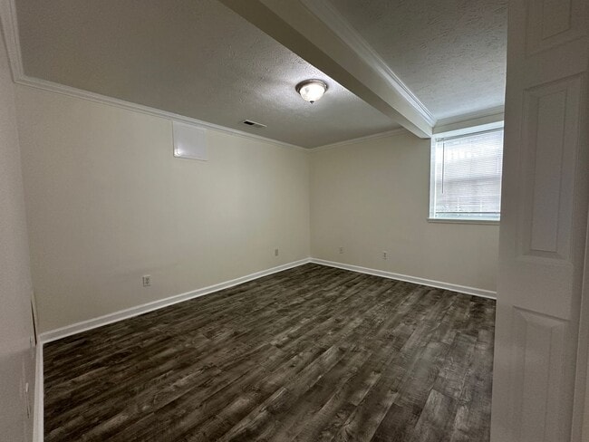 Building Photo - Freshly Updated 4 Bedroom Lower-Level Unit in Oak Ridge – Spacious & Move-In Ready
