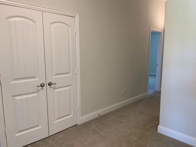 Building Photo - 2420 Holland Grove