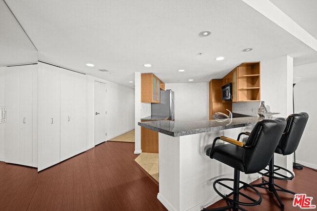 Building Photo - 13700 Marina Pointe Dr