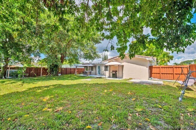 Building Photo - 5510 Pierce St