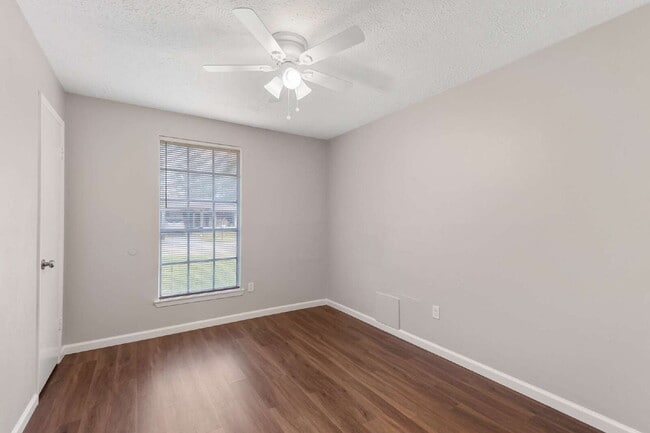 Building Photo - 743 Deercrest St