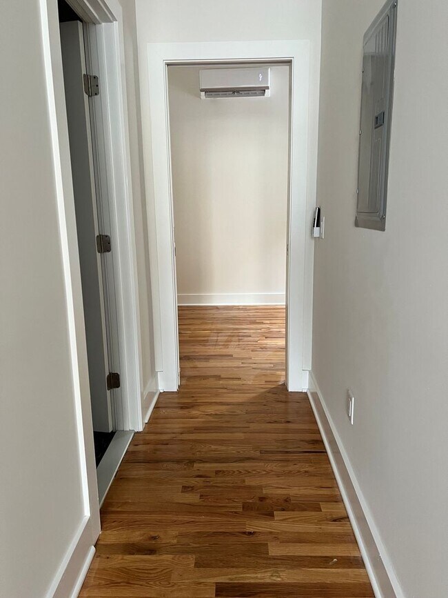 Building Photo - 106 E Broad St