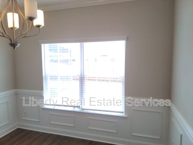 Building Photo - 729 Burke Dr