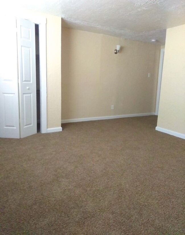 Building Photo - 3 BR 2 BA down stairs apartment available now