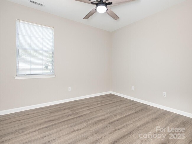 Building Photo - 6211 Rosebriar Ln