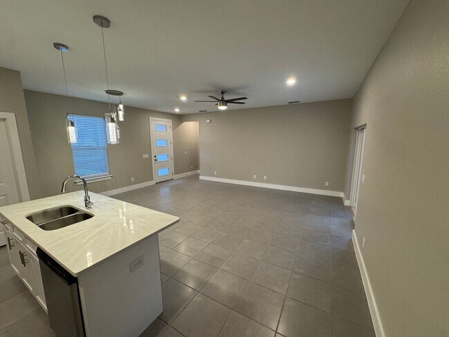 Building Photo - INCREDIBLE 4 Bedroom, 2 Bathroom Home in Poinciana!