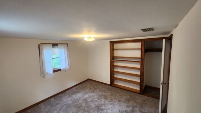 Building Photo - 3 Bedroom 1 Bathroom House