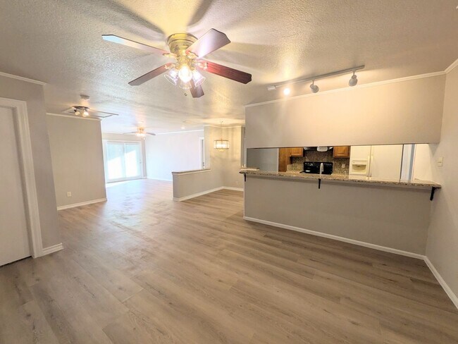Building Photo - 6618 Cloverbend St