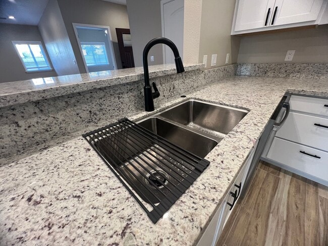 Building Photo - 3 Bedroom Home Located in El Camino Village PETS OK