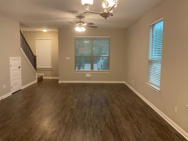 Building Photo - 179 Holly St