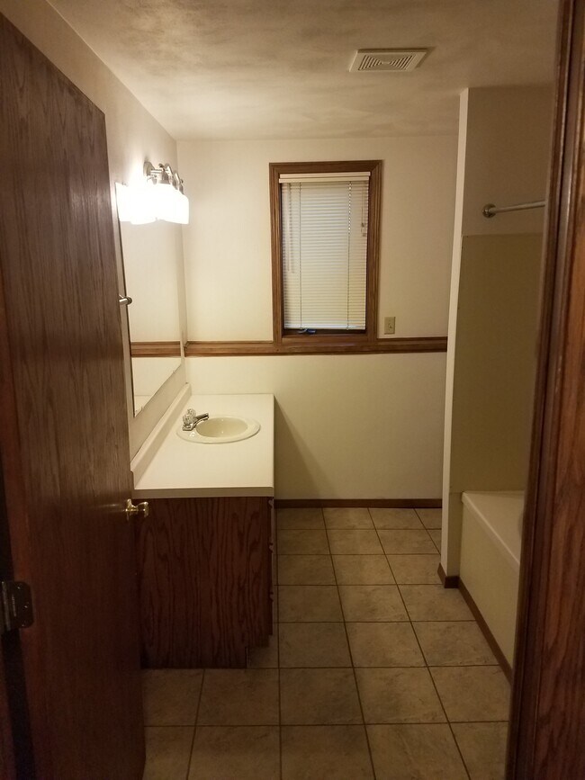Building Photo - 2220-2 Skylark Dr
