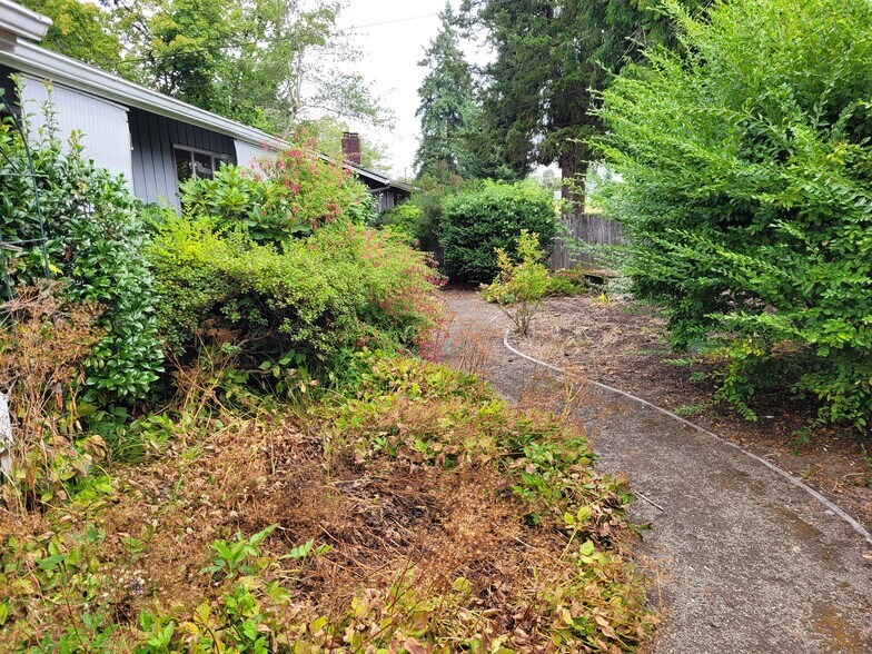 PATH AROUND HOUSE THROUGH THE FLOWER BEDS - 5955 SW 179th Ave