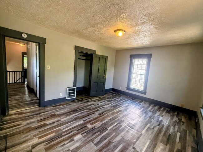 Building Photo - 560 Schiller Ave