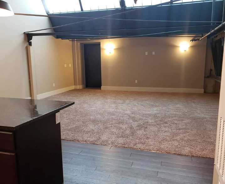 Building Photo - 411 Brady St