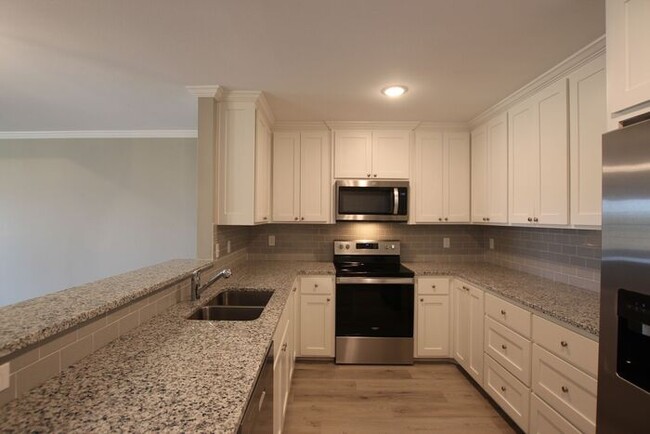 Building Photo - Beautiful 2 Bedroom 2 Bathroom Townhouse i...