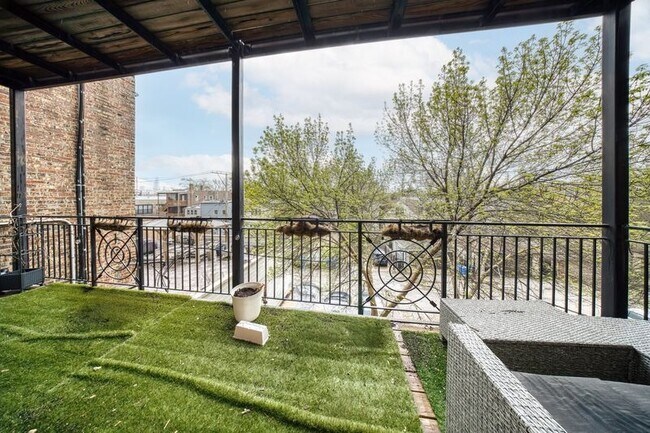 Building Photo - Stunning 2 Bed 2 Bath in the Ukrainian Village area