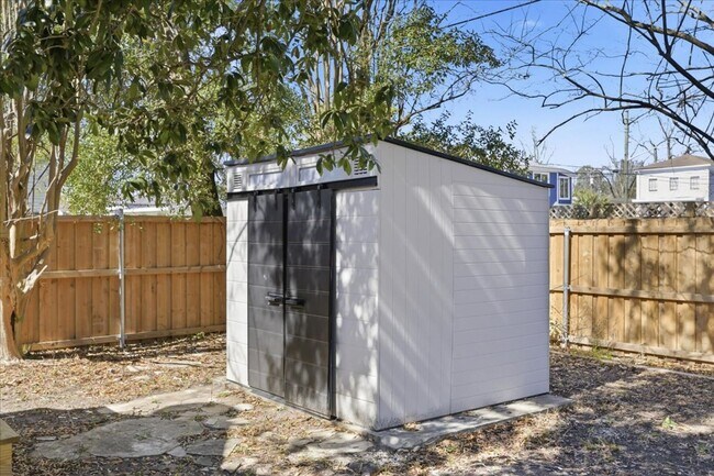 Building Photo - Move-In Ready 3BR/1.5BA Home with Private Backyard