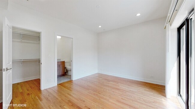 Building Photo - 2051 W Berwyn Ave