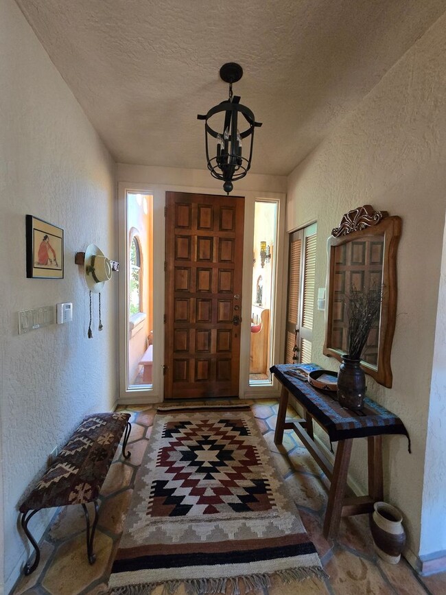 Building Photo - Furnished, 6-12 month rental