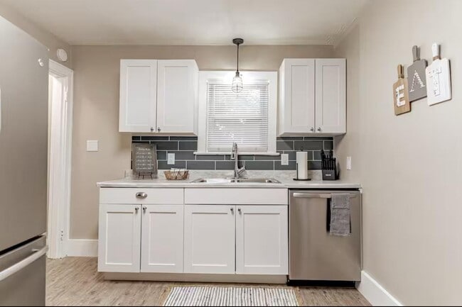 Building Photo - 906 North Main Street