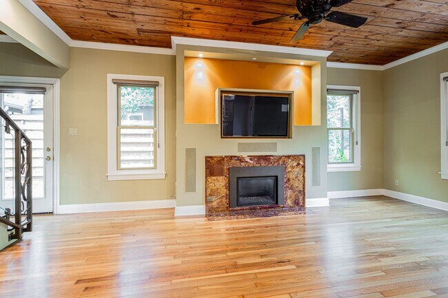 Building Photo - Charming 3 Bed / 2.5 Bath Two-Story Home!