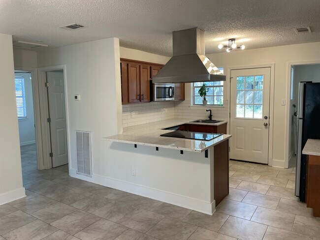 Building Photo - 218 W Saint Mary Dr