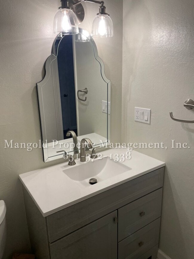 Building Photo - Updated 2-Bed, 2-Bath Condo in HOA Communi...