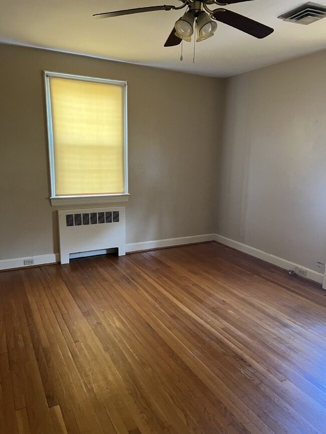Building Photo - 3 Bdrm / 2 Bath House on a Corner Lot. Clo...