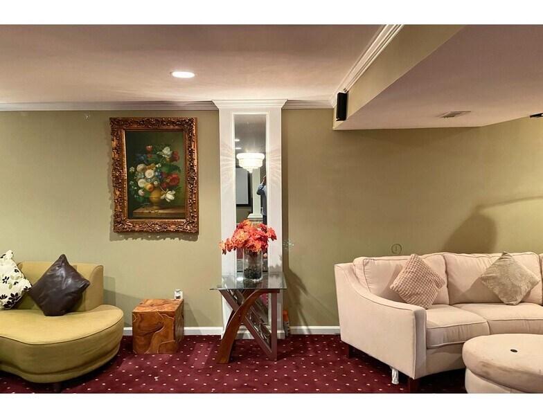 Building Photo - 9908 E Hill Dr