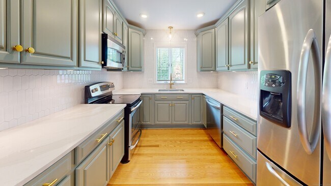 Building Photo - 10 Herster Dr
