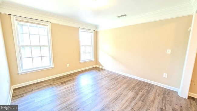 Building Photo - 211 Shirley Square SE
