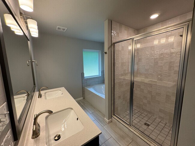 Building Photo - Don't Miss this STUNNING, true 4 bed, 2 ba...