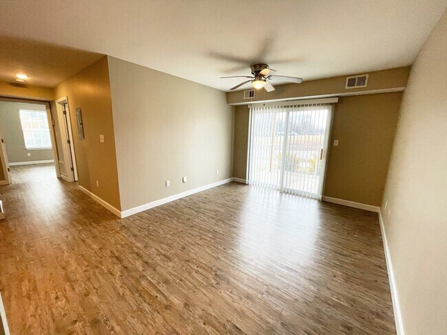 Building Photo - Silver Creek Apartments - 2BR/2BA - J-town...