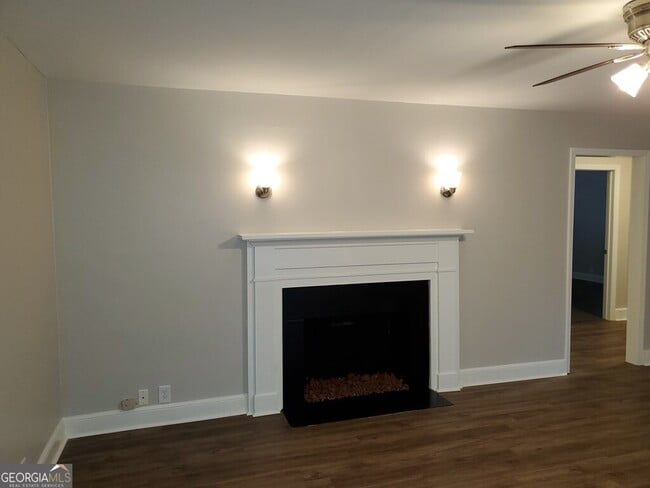 Building Photo - 811 Woodrow Ave