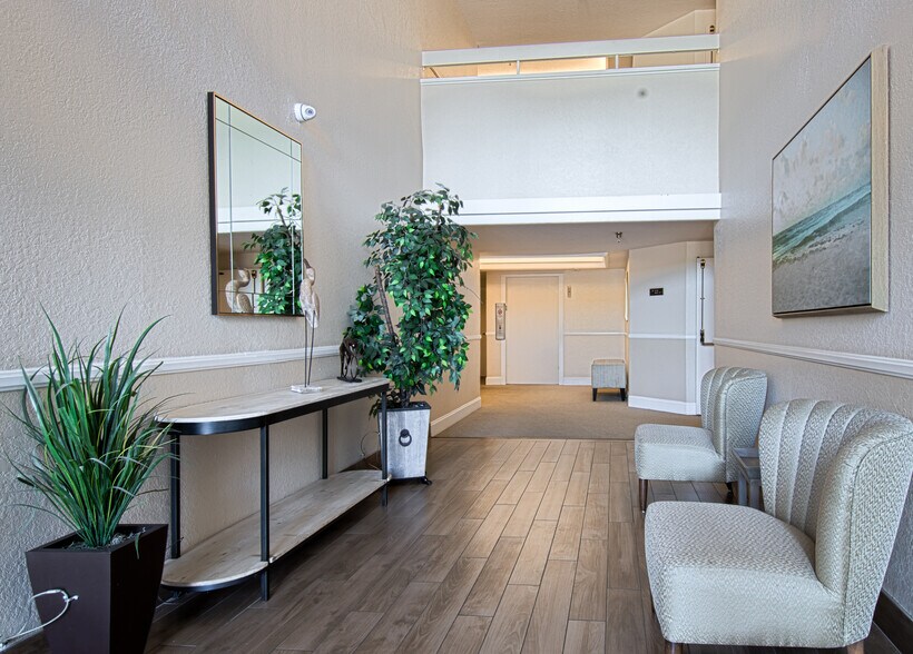 Building Photo - 240 Nice Ln