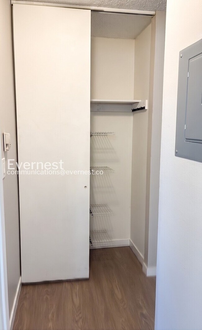 Building Photo - 2 Bed/1 Bath Condo with Off-Street Parking / Available Now!