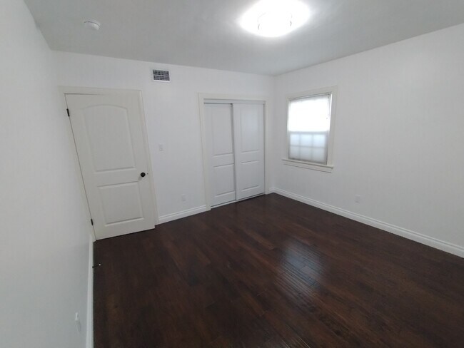 Building Photo - 10834 Hartsook St
