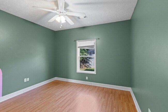 Building Photo - 3/2, fenced in backyard, heart of Auburn!